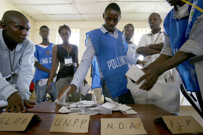 シエラレオネ選挙、国際監視団は「公正さ」を評価、対立陣営は不正を非難