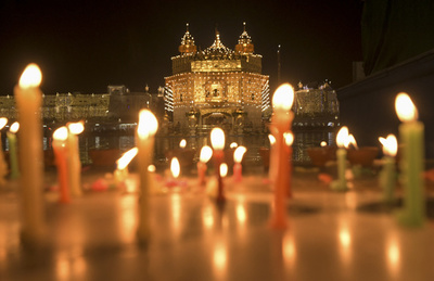 光り輝く総本山、シーク教4代目グルの生誕祭 インド