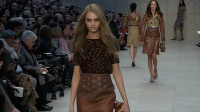 動画：【ファッションの歴史】人気モデル、カーラ・デルヴィーニュの華やかなるキャリア