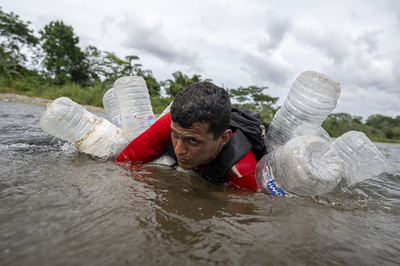 【今日の1枚】ベネズエラ移民、けがを抱え覚悟の渡河 パナマ