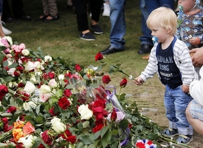 悲劇「防げた」、ノルウェー爆破・乱射事件で政府・警察の対応を批判 独立委