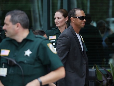 ウッズが無謀運転の罪状認める、司法取引で保護観察処分に