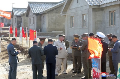 金正恩氏、洪水被災地を視察か 国営メディアが画像公開