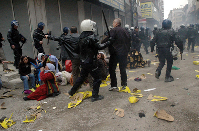 トルコでクルド人デモ隊と警官隊が衝突、負傷者数十人、拘束者300人