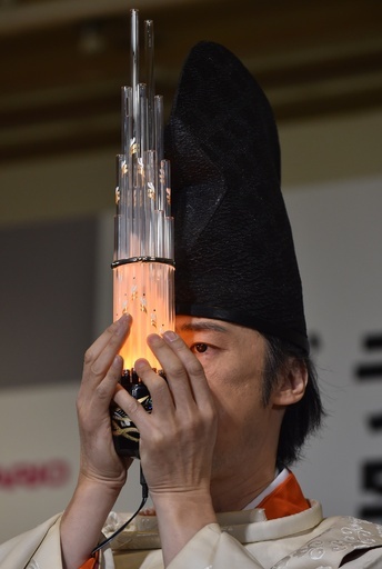 世界初の「ガラスの笙」、東儀秀樹さんが演奏披露