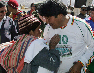 モラレス大統領 抗議のためチャカルタヤ山でサッカー