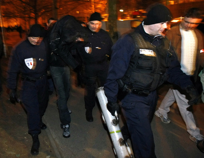 仏警察がパリ郊外で一斉捜査、2007年11月の暴動首謀者らを逮捕