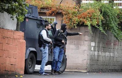 未明の家宅捜索でIS容疑者約30人を拘束、トルコ警察