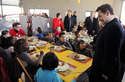 5歳女子児童を学校カフェテリアから「強制排除」、警察に批判集中