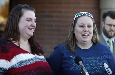 同性愛カップルに養子の返還命じた決定を保留に、米裁判所