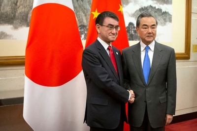 河野氏、中国の王毅外相と会談