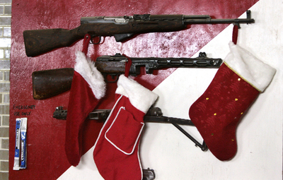 「銃身に靴下」クリスマス祝うイラク駐留米軍