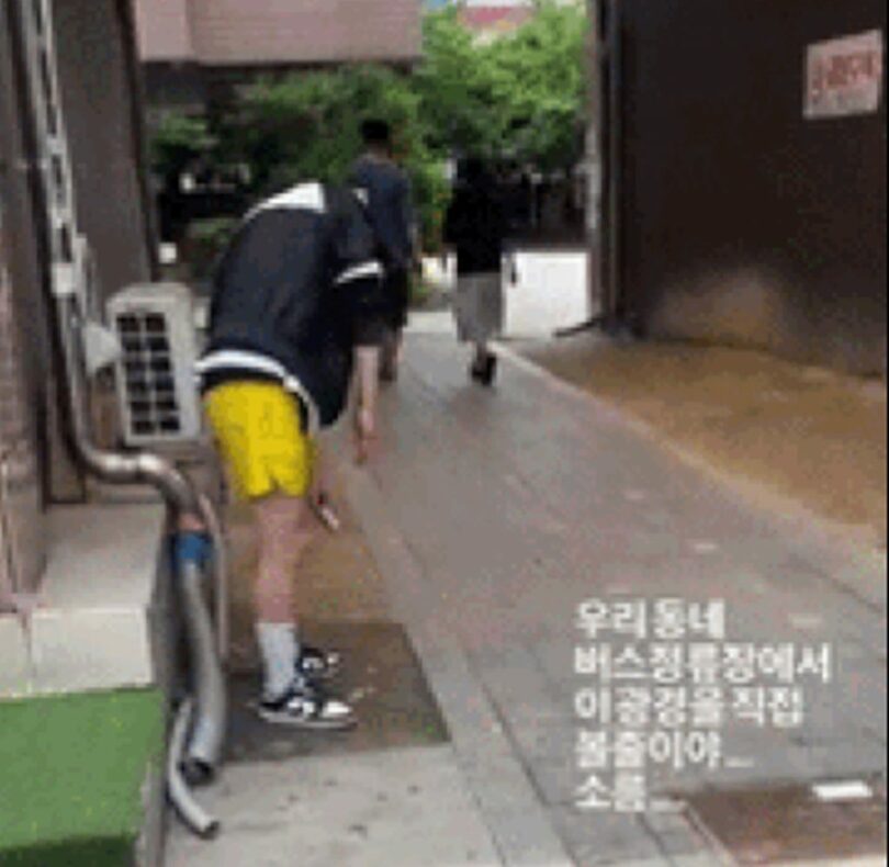 異常な姿勢のまま路上に立ち続ける30代男性＝SNS「Threads」より(c)news1
