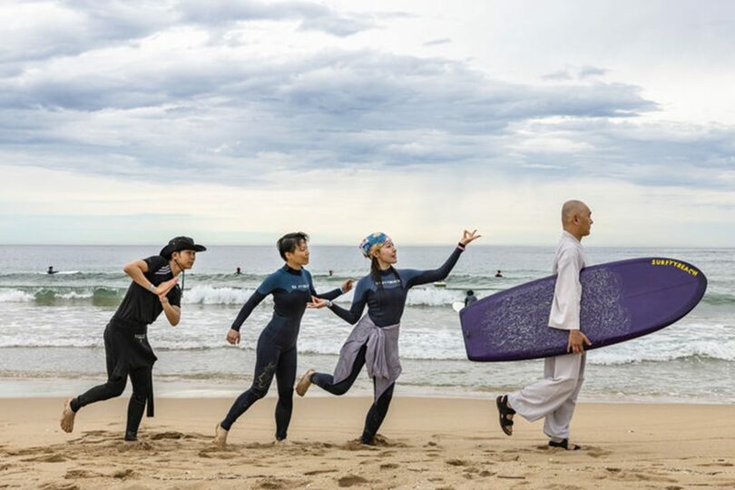 「夏特集サーフィン・テンプルステイ」＝洛山寺提供(c)NEWSIS
