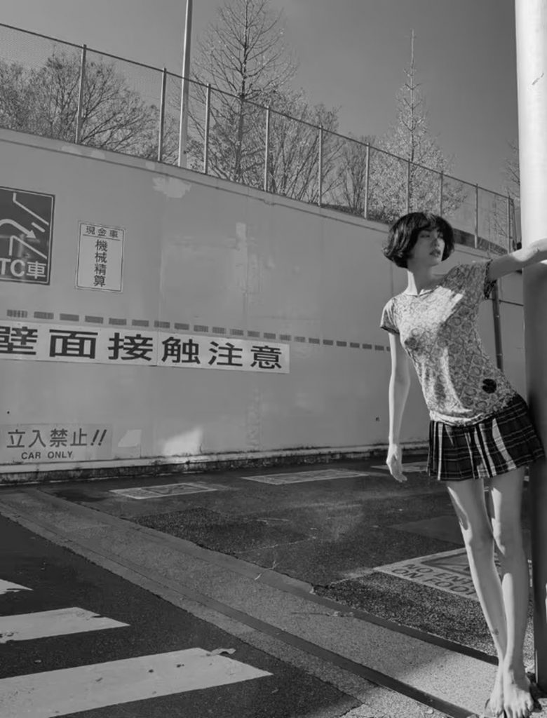 ナナが日本で撮影した写真。裸足のまま横断歩道を歩く姿＝インスタグラム投稿より(c)news1