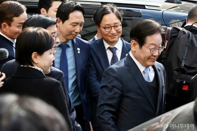 26日、判決後、ソウル高裁を後にするイ・ジェミョン（李在明）代表(c)NEWSIS