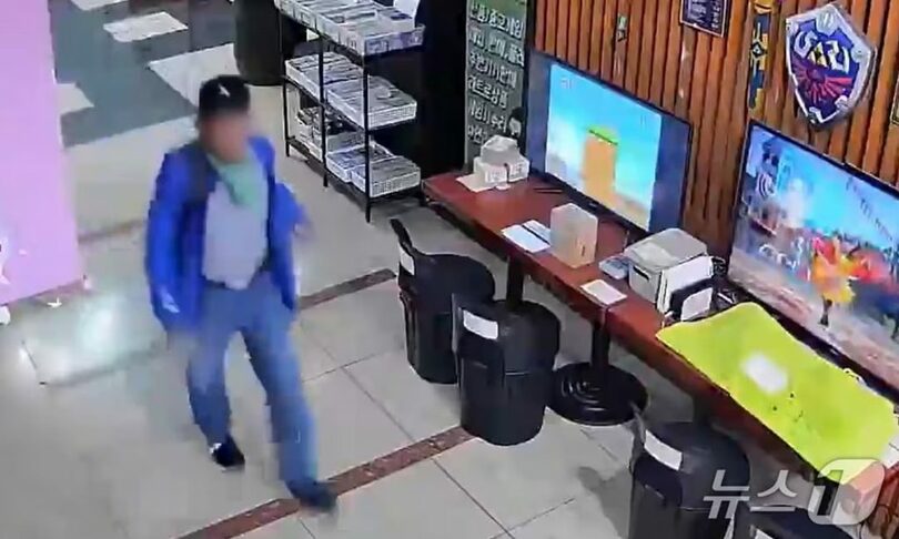 商業施設2階の飲食店街の防犯カメラに映った容疑者＝読者提供(c)news1