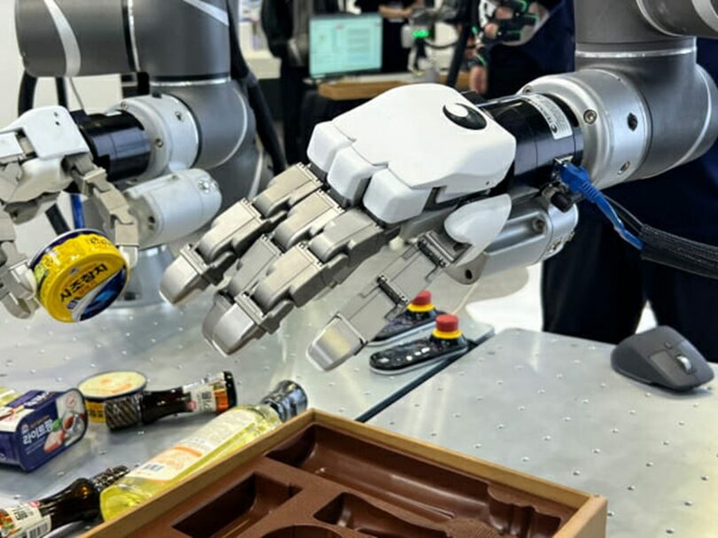 TESOLLOが「2024ロボワールド」で披露したロボットハンド「DG-5F」(c)KOREA WAVE