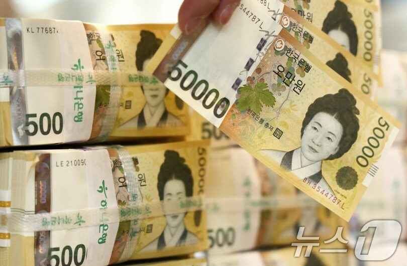 ソウル市中区の銀行偽造鑑別センターで5万ウォン札を点検する様子(c)news1