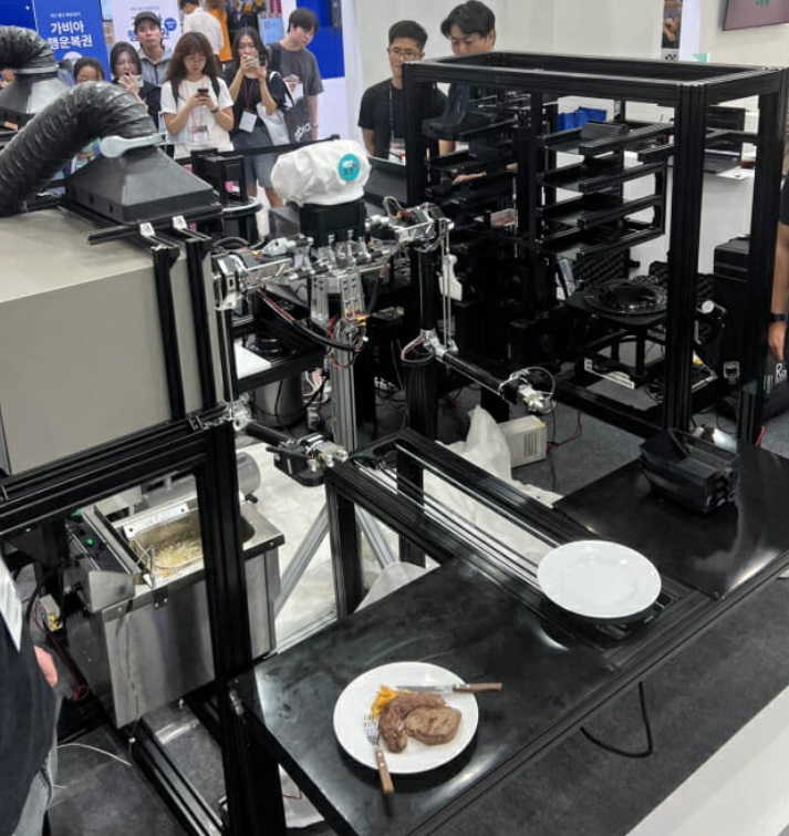 調理ロボット「YORI」(c)KOREA WAVE