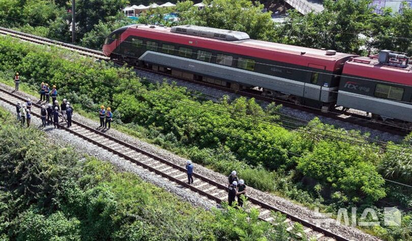 韓国・慶尚北道清道郡で2025年8月19日、線路付近で作業していた労働者7人が列車にはねられた事故現場(c)NEWSIS