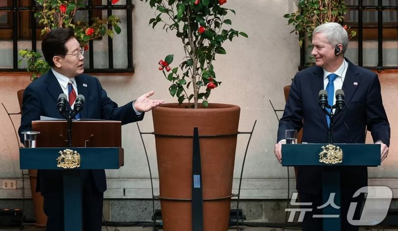共同記者発表に臨むイ・ジェミョン（李在明）大統領とチリのホセ・アントニオ・カスト大統領＝2026年7月30日、サンティアゴ大統領府(c)news1