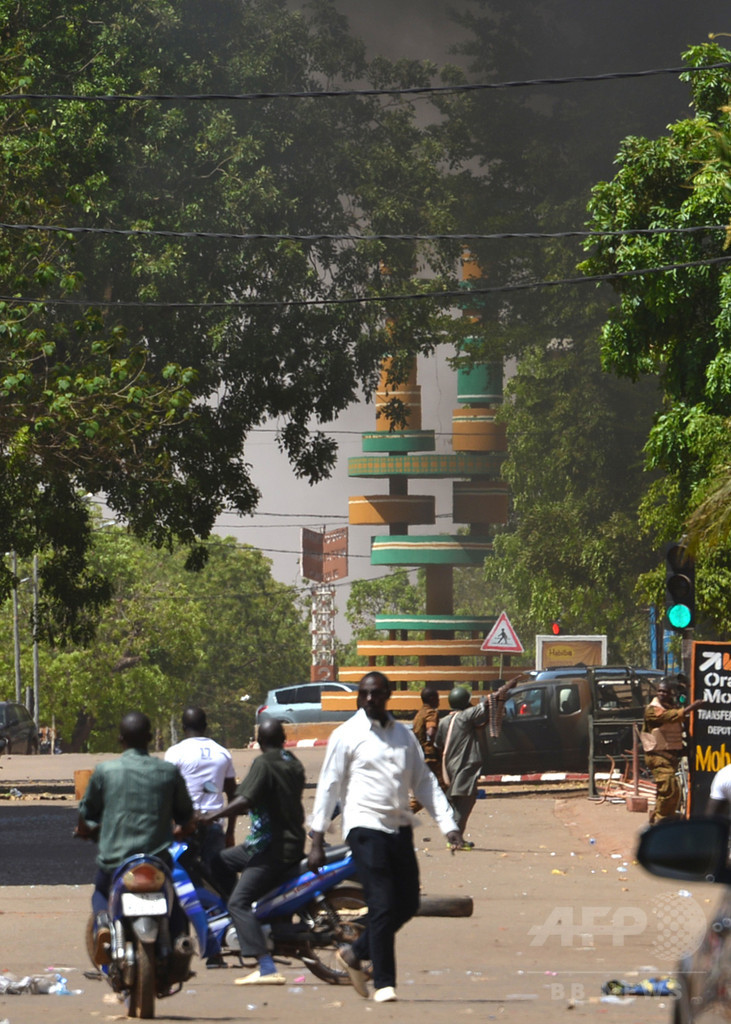 ブルキナ首都で同時襲撃 仏大使館と軍本部、数十人死傷