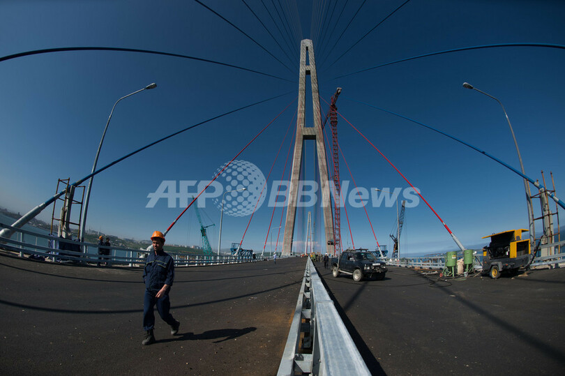 ロシア極東で世界最長の斜張橋が完成、APECサミット開催を前に