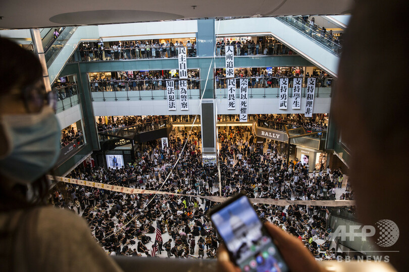 香港の民主派デモ、ショッピングモール前で機動隊と衝突