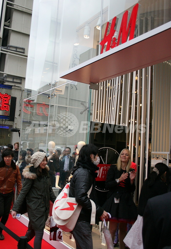H＆Mが原宿に2号店、「コム デ ギャルソン」コラボ求め2000人行列