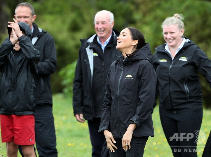 ヘンリー英王子夫妻がNZで長靴投げ対決、勝利したのは？