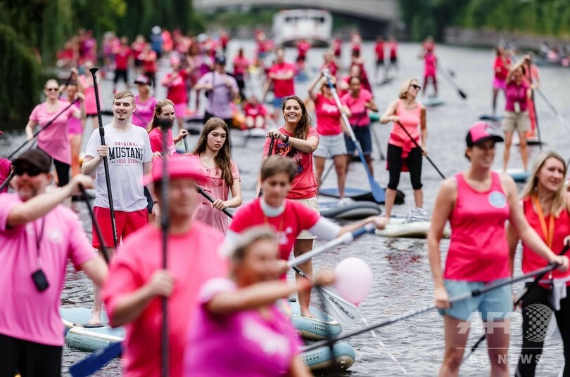 川をピンクに、乳がん啓発イベント ドイツ