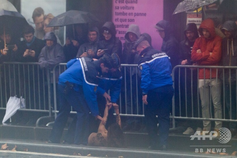 トランプ大統領の車列にトップレス女性が接近、一時停止 仏パリ