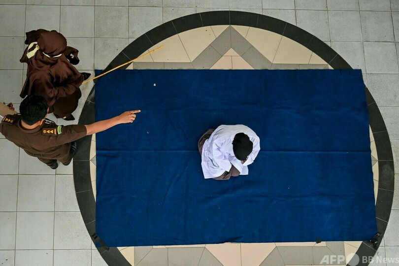 「接近」の男女に公開むち打ち刑 インドネシア・アチェ州