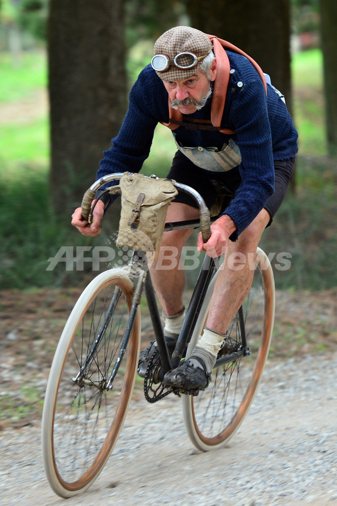 レトロ気分で砂利道サイクリング、伊ビンテージ自転車レース