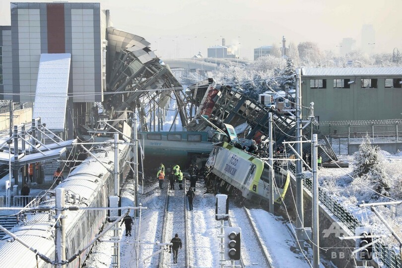 トルコで高速列車と点検中の機関車が衝突 9人死亡、負傷者86人に