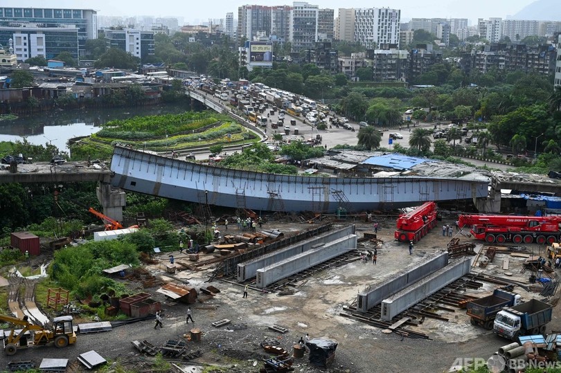 建設中の橋、一部崩落 インド・ムンバイ