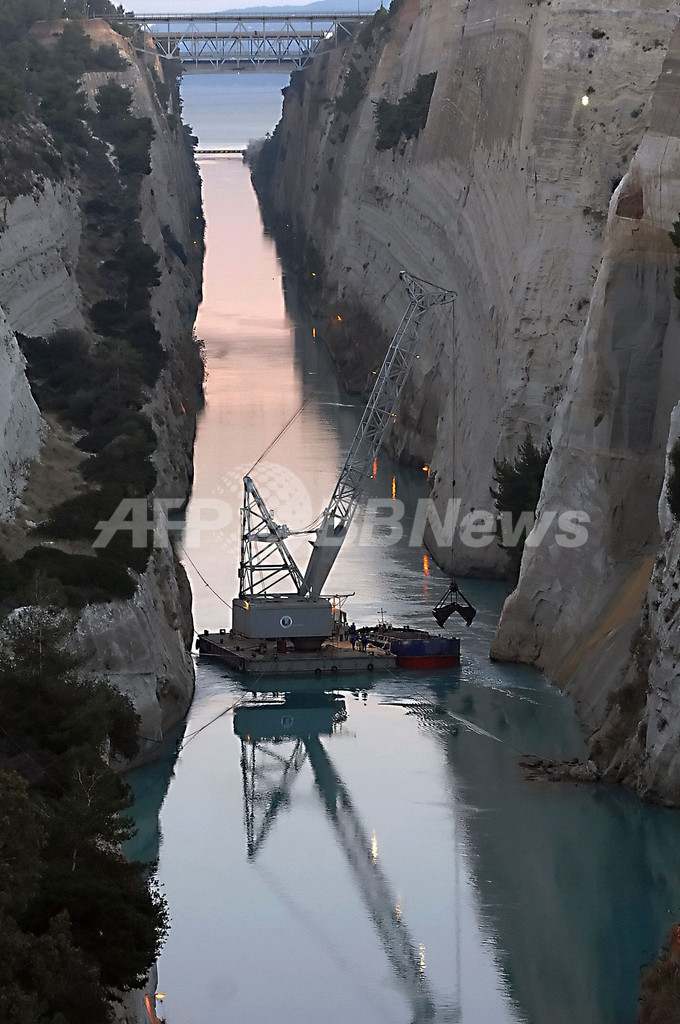 コリントス運河 地滑りにより閉鎖 ギリシャ 写真2枚 国際ニュース Afpbb News