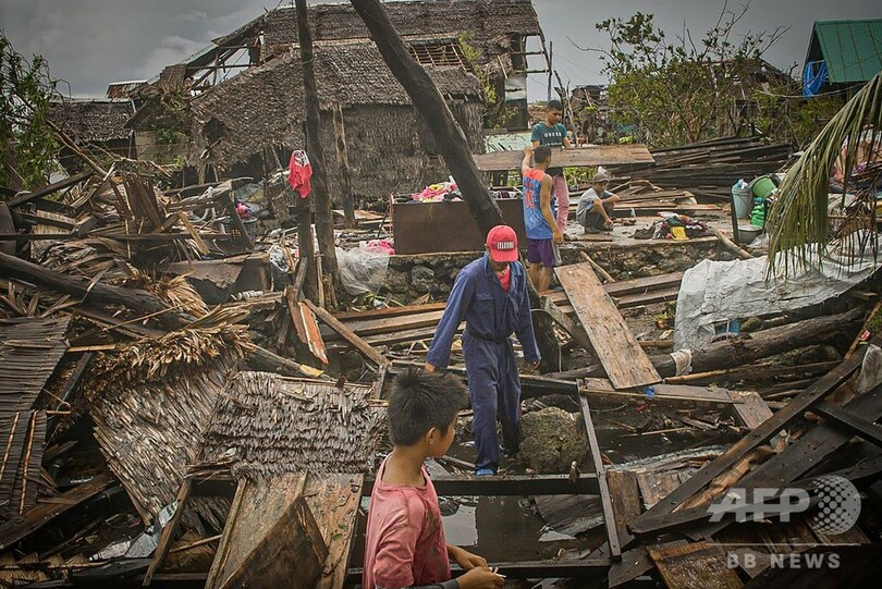 フィリピンに台風1号上陸、数万人が避難 対人距離確保に不安も