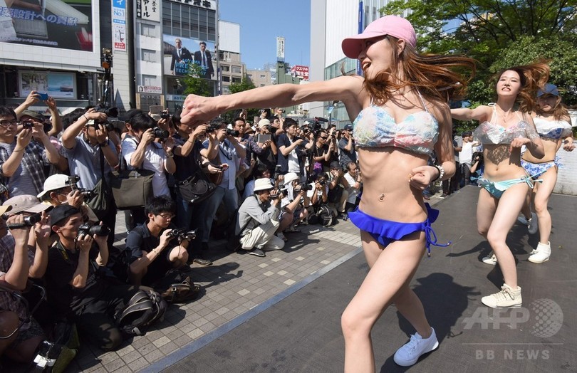 新宿駅前でフラッシュモブ ビキニ姿の女性らがダンス披露 写真7枚 国際ニュース Afpbb News