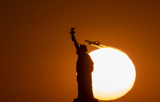 米、国民に海外渡航中止と帰国勧告 新型コロナ流行で