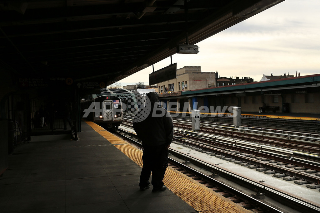 米NY地下鉄駅で男性が女に突き落とされ死亡、憎悪犯罪か 米NY地下鉄駅で男性が女に突き落とされ死亡、憎悪犯罪か