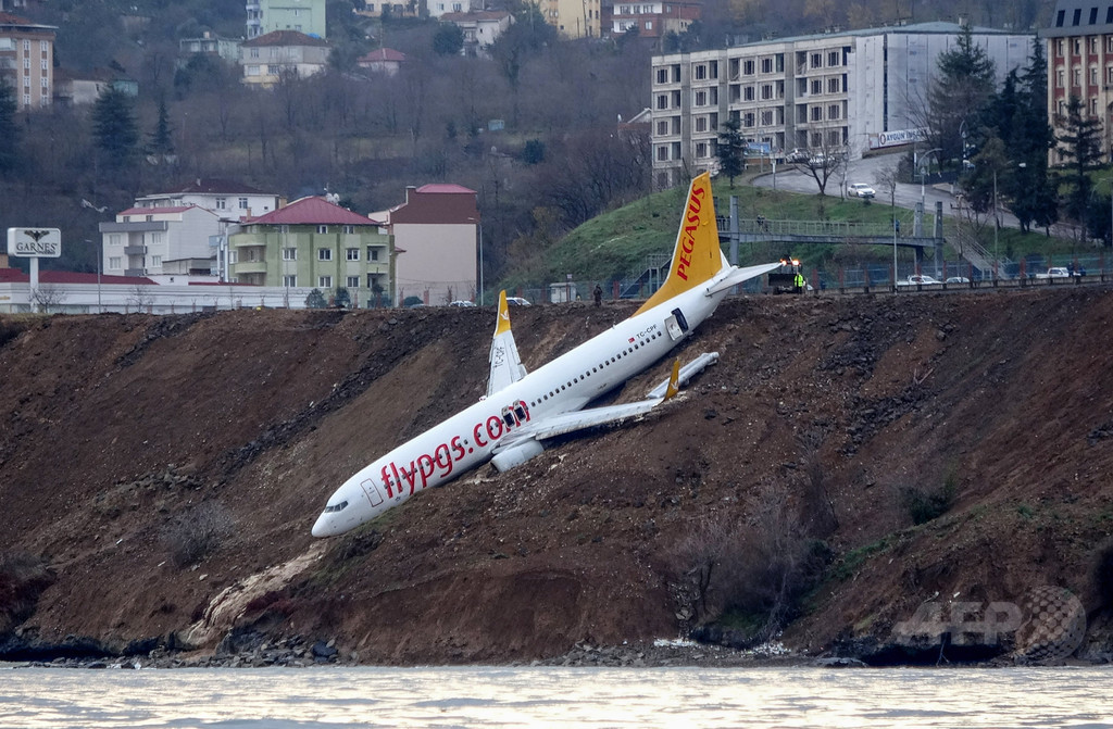 滑走路外れたトルコ旅客機、エンジン出力が突然上昇か 操縦士が説明 滑走路外れたトルコ旅客機、エンジン出力が突然上昇か 操縦士が説明