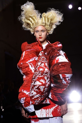 バラと血」をキーワードに、「コム デ ギャルソン」15年春夏 写真42枚