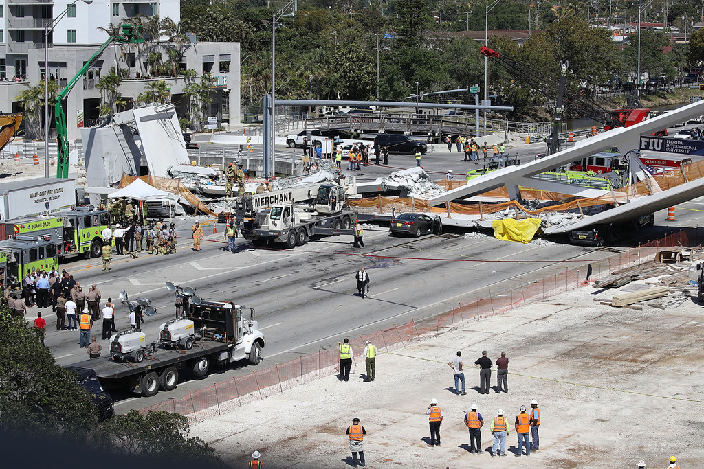 フロリダ国際大学で歩道橋崩落 4人死亡 現地消防 写真12枚 国際ニュース Afpbb News