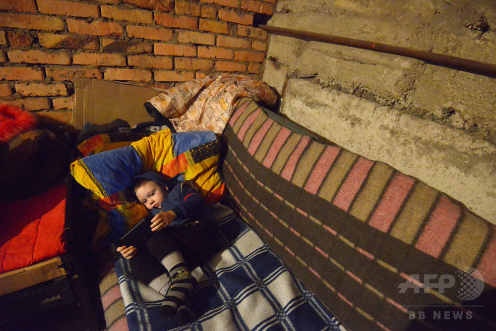 国際ニュース：AFPBB Newsウクライナ紛争、地下壕に身を潜めるドネツクの子どもたち
