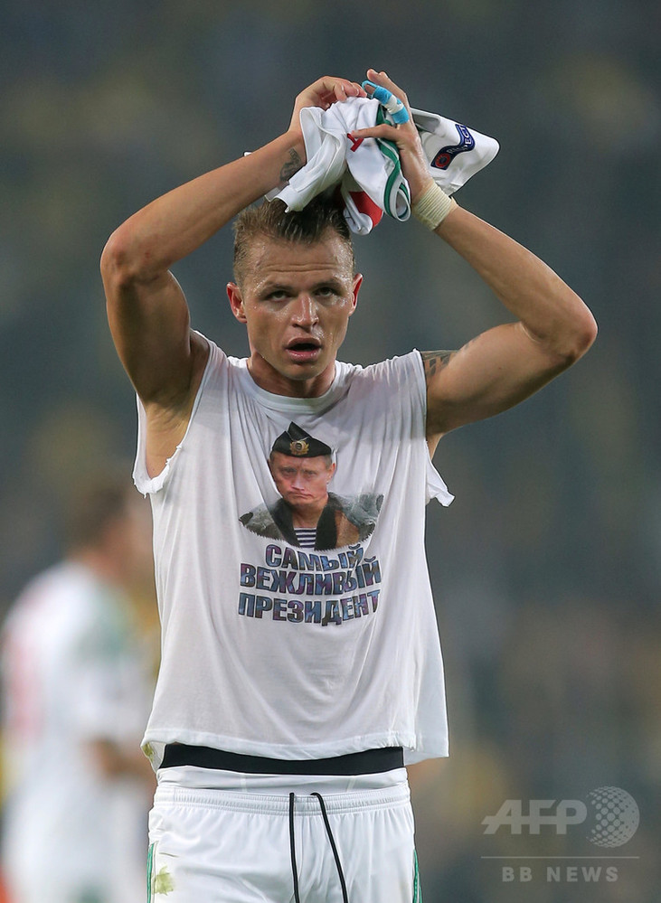 UEFA、「プーチンTシャツ」を見せたロシア人選手に罰金処分 写真1枚