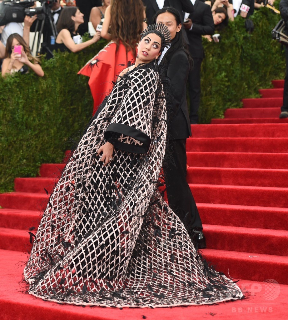 メット・ガラに豪華ドレスのセレブたち登場