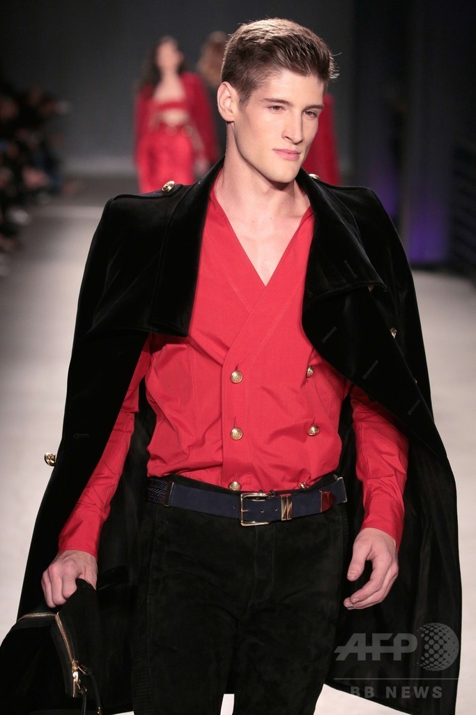 「バルマン×H&M」ファッションショー、ニューヨークで開催