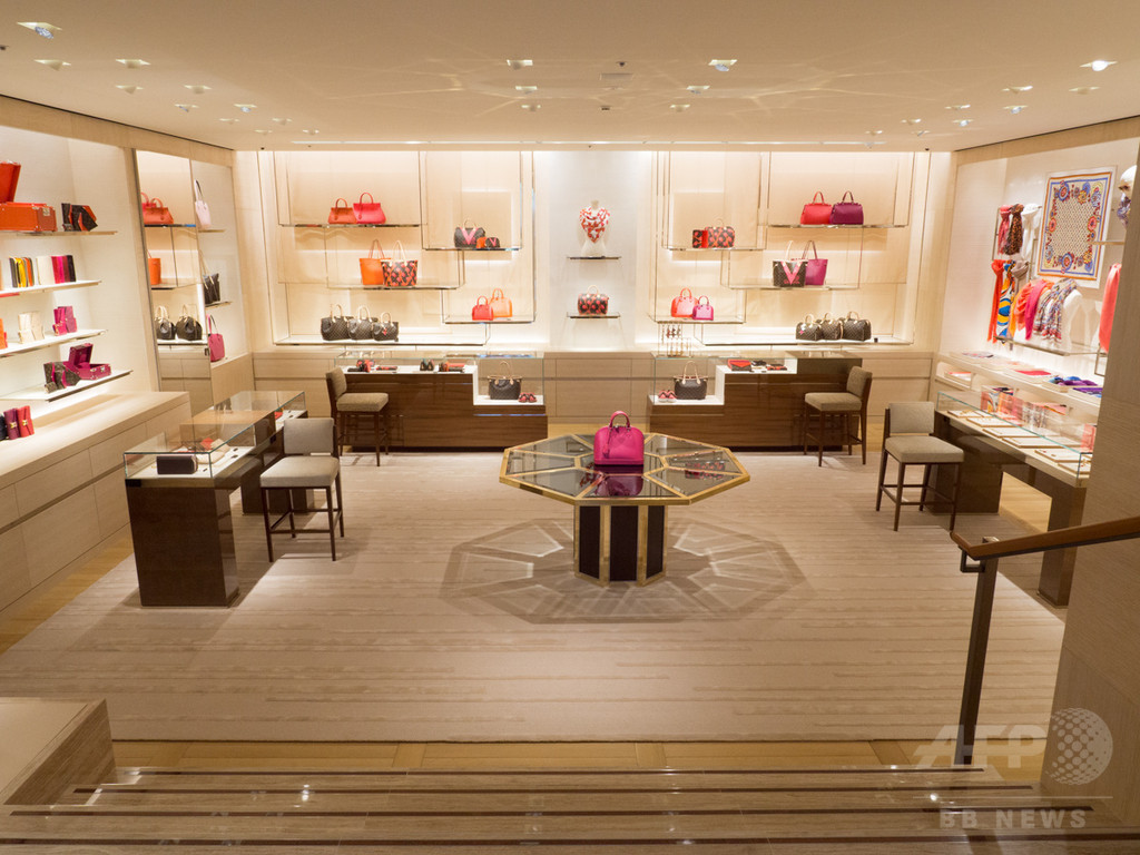 「ルイ・ヴィトン」表参道店がリニューアルオープン、先行発売アイテムも